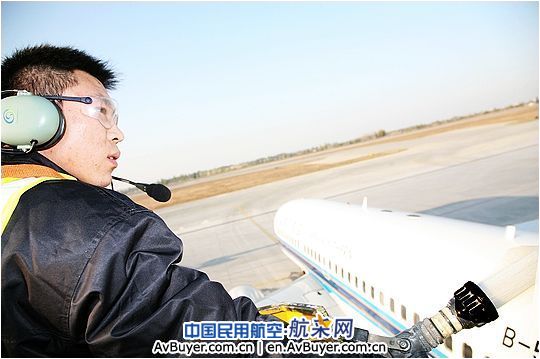 南航新疆分公司给飞机“除防冰”打预防针