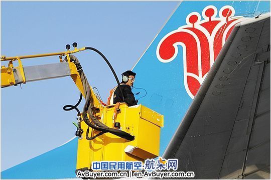 南航新疆分公司给飞机“除防冰”打预防针