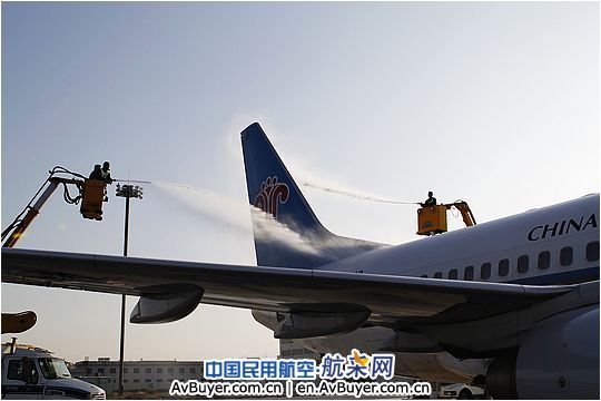 南航新疆分公司给飞机“除防冰”打预防针