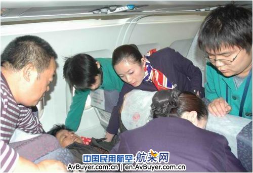 东航北京分公司紧急运输4名重伤旅客