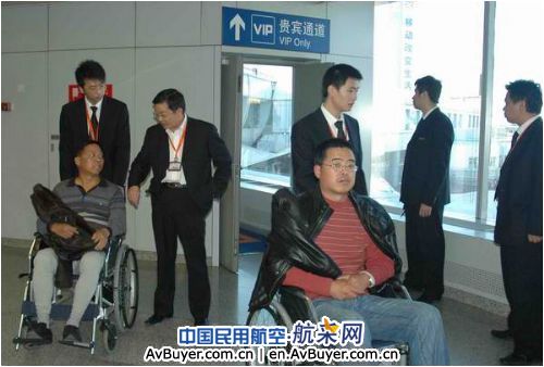 东航北京分公司紧急运输4名重伤旅客