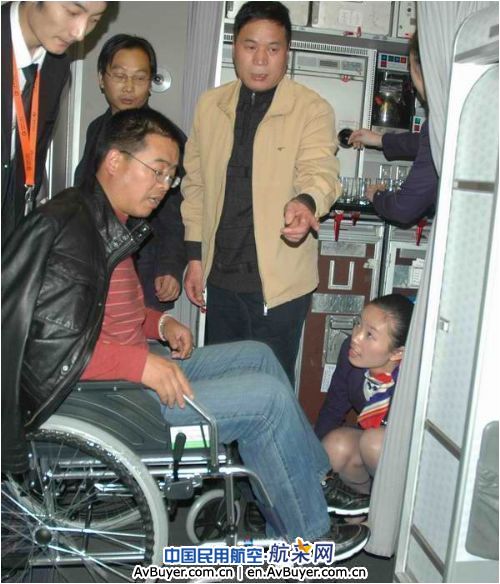 东航北京分公司紧急运输4名重伤旅客