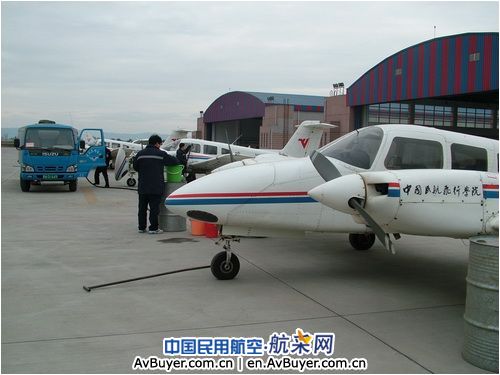 广汉分院35架初中教机顺利完成燃油更换工作