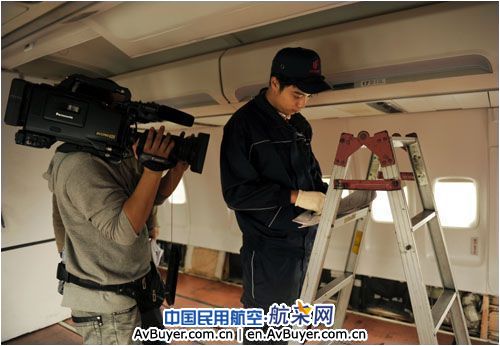 国航成都基地协助拍《机务维修人员行为规范》片