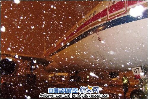 东航北京A330车间全力应对暴雪确保安全生产