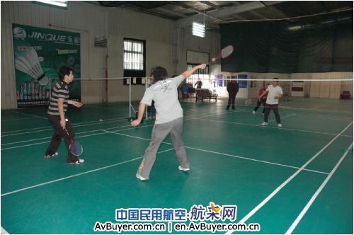 东航北京举行首届职工羽毛球友谊赛