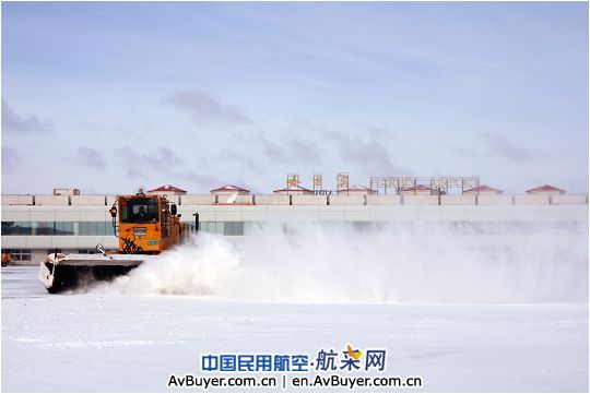 哈尔滨太平国际机场从容应对今冬第一场大雪