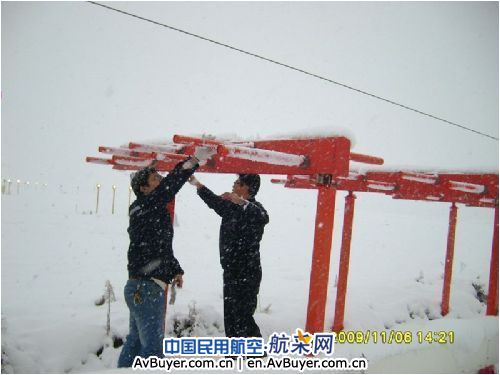 风雪中加强室外设备检查维护 确保通信导航正常