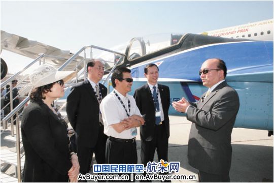 中航工业强相迪拜航展L15首次在国外飞行表演