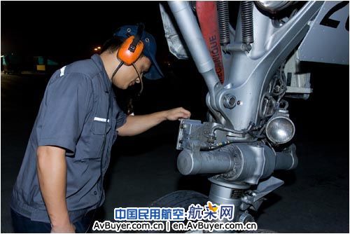 国航成都基地大修部机械车间特勤工段拖飞机剪影