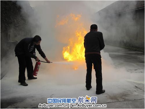 国航成都维修基地特种车队进行冬季消防演练