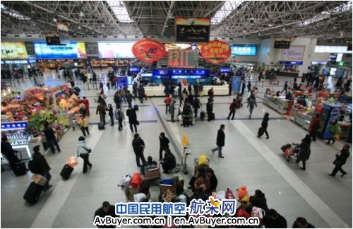 云南机场地服公司全力保障北方暴雪延误航班