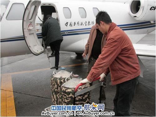 广汉分院赛斯纳奖状B-3644升空“借雨洗天”