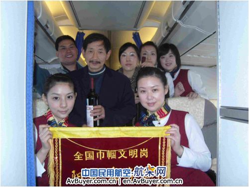 国航重庆阳光乘务组开展感恩节机上特色活动