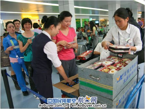 大雾锁航班 昆明机场启动预案保延误旅客出行