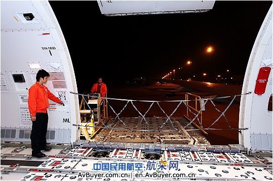 中国首架波音777货机加盟南航 助飞中国物流