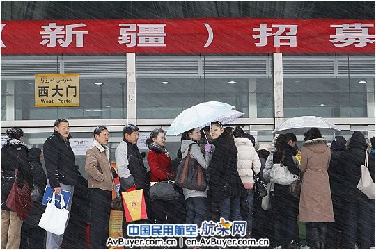 南航乘务员新疆招募大汇隆重开幕 引三千人竞逐