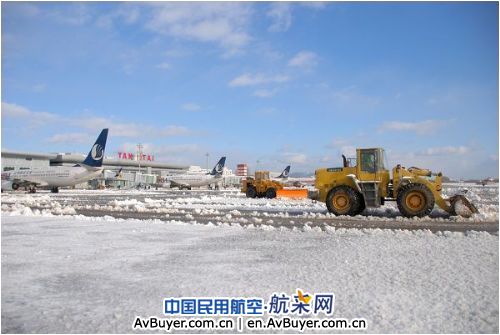 面对大雪，烟台机场奋战4小时，全力保航班