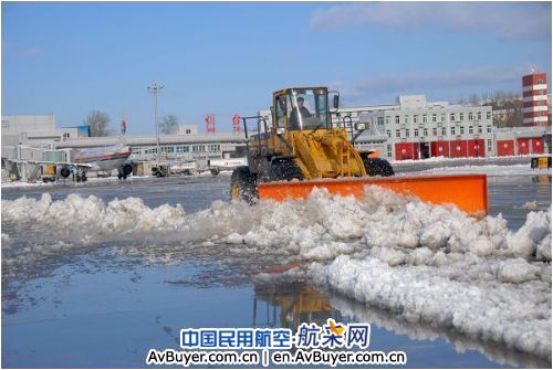 面对大雪，烟台机场奋战4小时，全力保航班