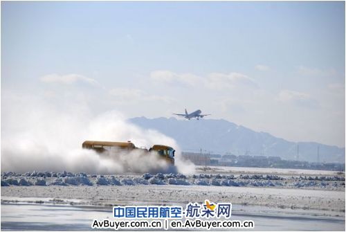 面对大雪，烟台机场奋战4小时，全力保航班