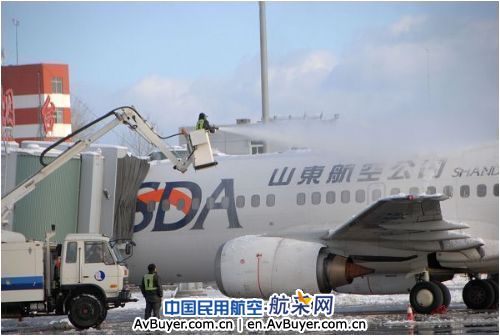 面对大雪，烟台机场奋战4小时，全力保航班