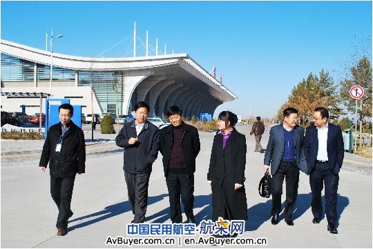 新疆机场集团董事长段子新一行考察榆林机场