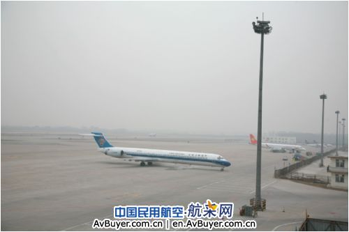 西安机场降雪   太原接收备降