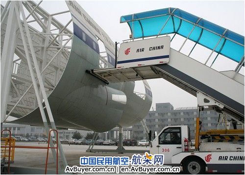 国航地服飞机特种车模拟训练器正式投入使用