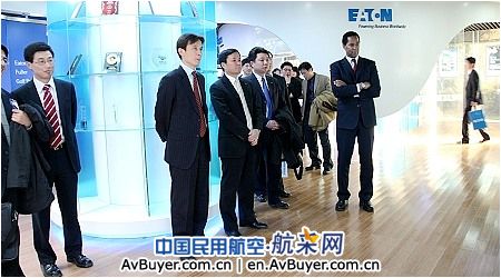 中国商飞贺东风会见伊顿公司董事副主席骆德