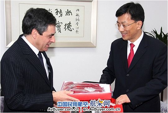 法国总理菲永访问北航与怀进鹏校长交谈