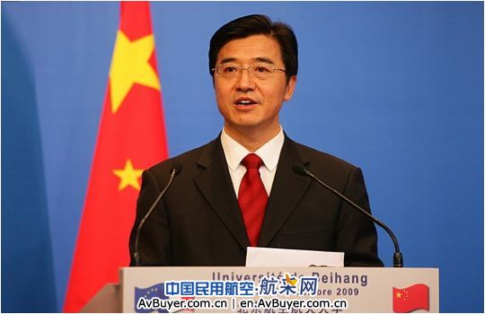 法国总理菲永访问北航并现场发表演讲