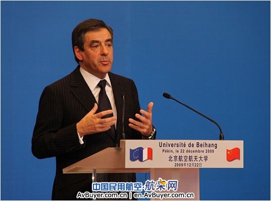 法国总理菲永访问北航并现场发表演讲