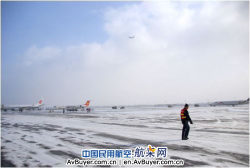 烟台机场今冬除雪四战四捷