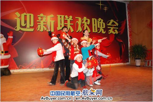 欢歌笑语辞旧岁 团结奋进立新功