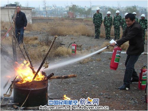 新疆民航实业公司提高技能开展消防演练