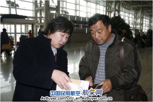 南航员工拾金不昧 旅客两万元现金失而复得