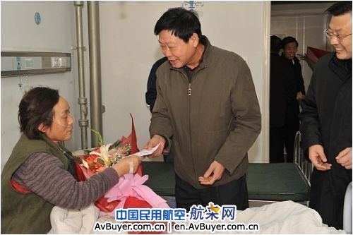 东航西北分公司领导节日看望并慰问病患职工