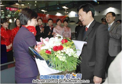 华北局局长祝贺东航北京分公司实现2009安全年