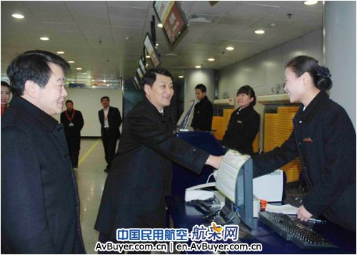 东航北京分公司领导新年慰问一线员工