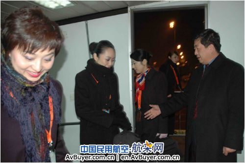 东航北京分公司领导新年慰问一线员工