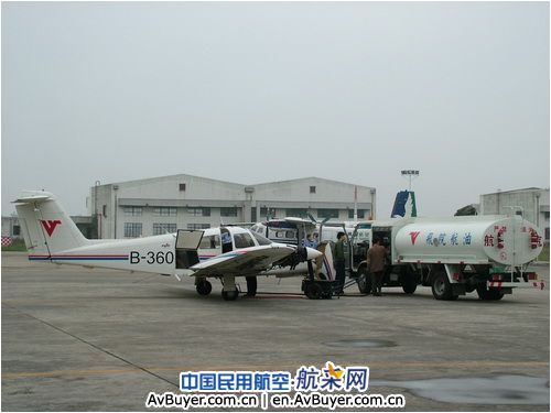 飞院广汉分院机务员工元旦节里加班忙