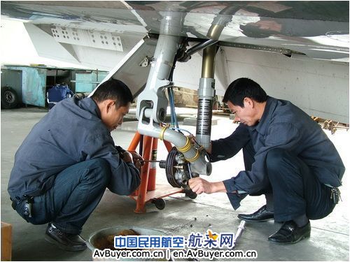 飞院广汉分院机务员工元旦节里加班忙