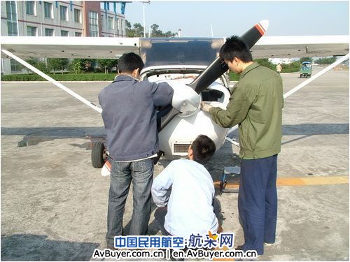 飞院广汉分院机务员工元旦节里加班忙