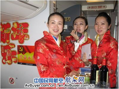 南航新疆公司客舱部：“党员示范岗”空中庆新春