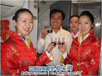 南航新疆公司客舱部：“党员示范岗”空中庆新春