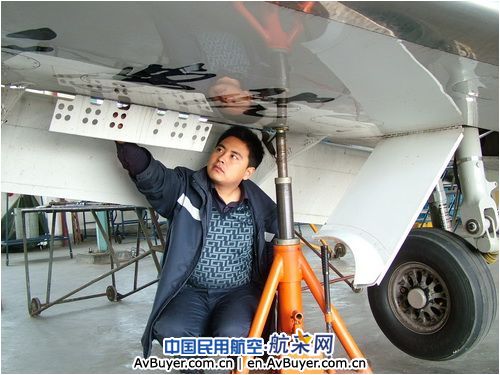 飞院广汉机务成功排除奖状B-7777襟翼故障