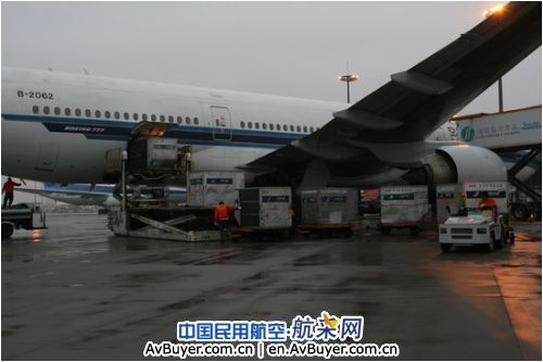 南航货运做好首个航班，喜迎新年首道曙光