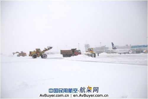 面对暴雪，烟台机场连续奋战保障航班