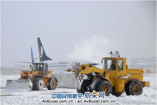 面对暴雪，烟台机场连续奋战保障航班