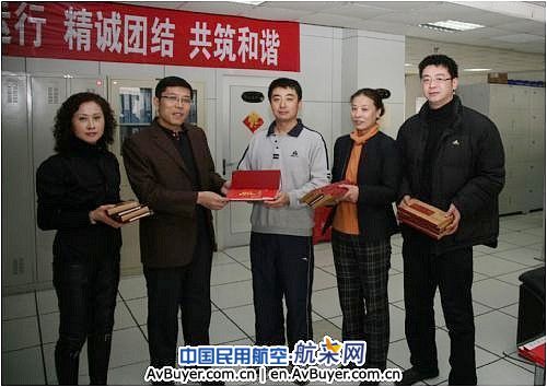 廉政周历桌上摆 常看常思常自警